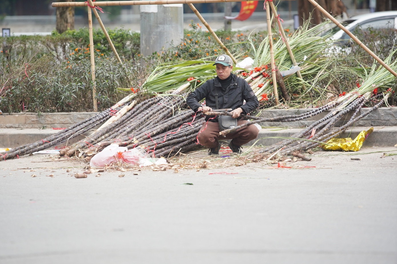 Một tiểu thương chuẩn bị những cặp mía lộc để bán trên phố Hồ Đắc Di (Đống Đa). Tiểu thương này cho biết, đã chuẩn bị khoảng 100 cây mía để bán sau khoảnh khắc giao thừa.