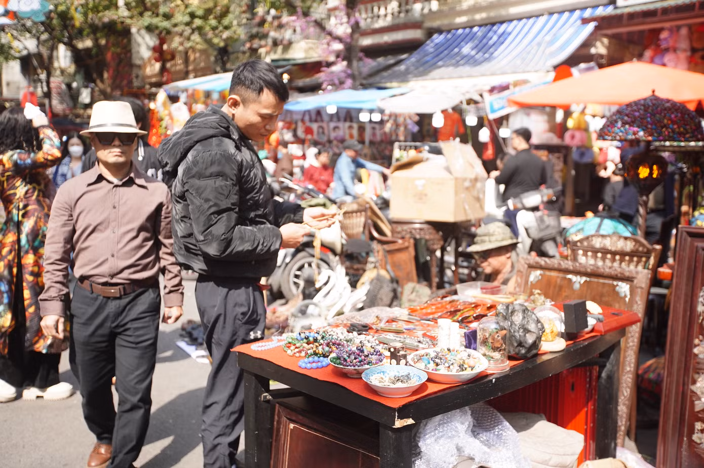 Hàng nghìn món đồ được bày bán khiến cho khu chợ mỗi năm chỉ họp một lần này thu hút được nhiều người dân và du khách.