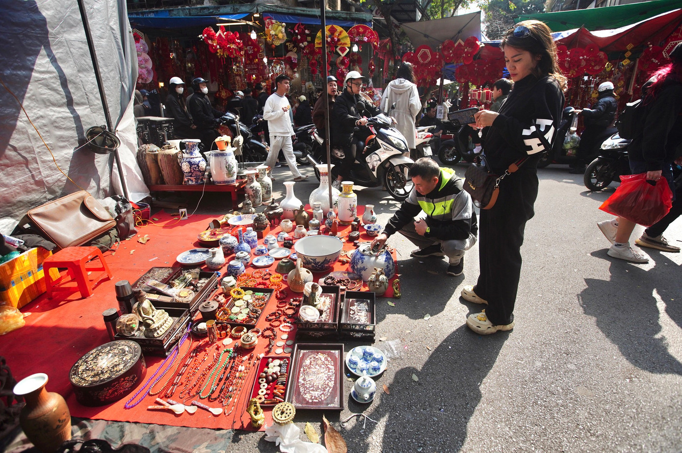 Chợ hoa Tết truyền thống nằm trên các tuyến phố: Hàng Lược, Hàng Khoai, Hàng Rươi, Hàng Mã và tuyến phố bích họa Phùng Hưng (đoạn từ phố Lê Văn Linh tới Hàng Cót) thuộc không gian khu Phố cổ Hà Nội. Ngoài hoa tươi, hoa đào, quất, đồ trang trí... trong lòng chợ hoa Tết, còn có "phiên chợ" khá thu hút du khách: Chợ "đồ cổ".