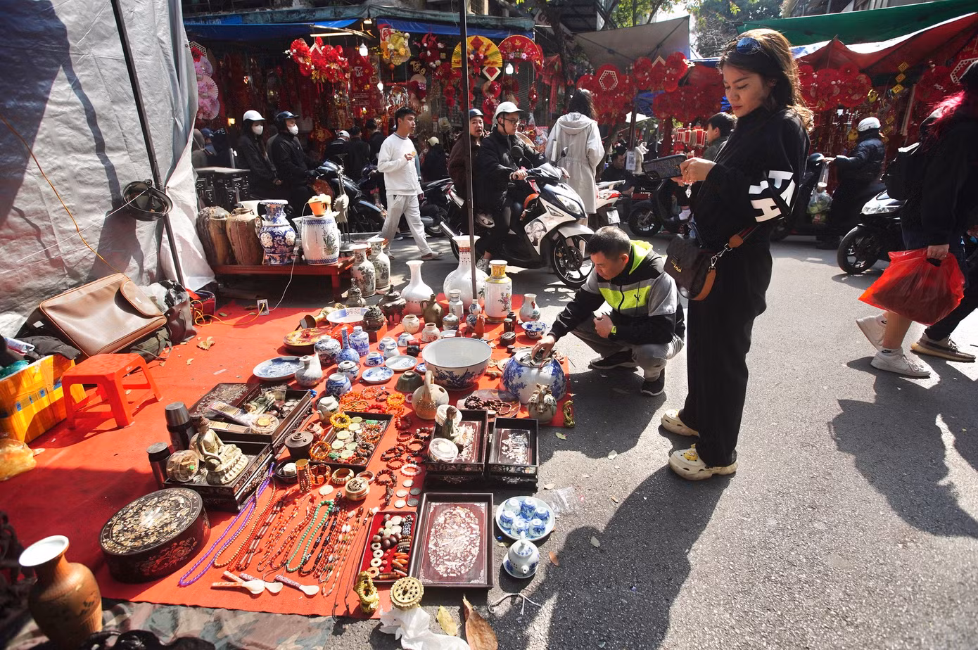 Chợ hoa Tết truyền thống nằm trên các tuyến phố: Hàng Lược, Hàng Khoai, Hàng Rươi, Hàng Mã và tuyến phố bích họa Phùng Hưng (đoạn từ phố Lê Văn Linh tới Hàng Cót) thuộc không gian khu Phố cổ Hà Nội. Ngoài hoa tươi, hoa đào, quất, đồ trang trí... trong lòng chợ hoa Tết, còn có "phiên chợ" khá thu hút du khách: Chợ "đồ cổ".