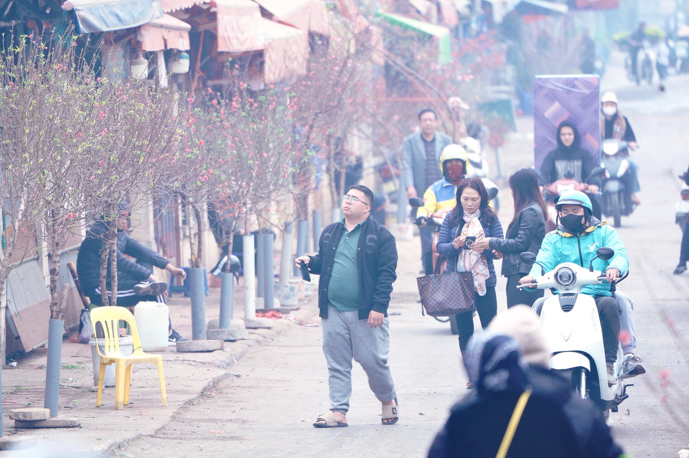 Như mọi năm, trong ngày rằm tháng Chạp, từ các vườn đào, các tiểu thương đều cắt những cành đào dăm, đào cành nhỏ để bán tại các chợ hoa Quảng Bá, Lạc Long Quân, vỉa hè các con phố ở Hà Nội... Đây cũng là mặt hàng bán chạy nhất trong ngày này.