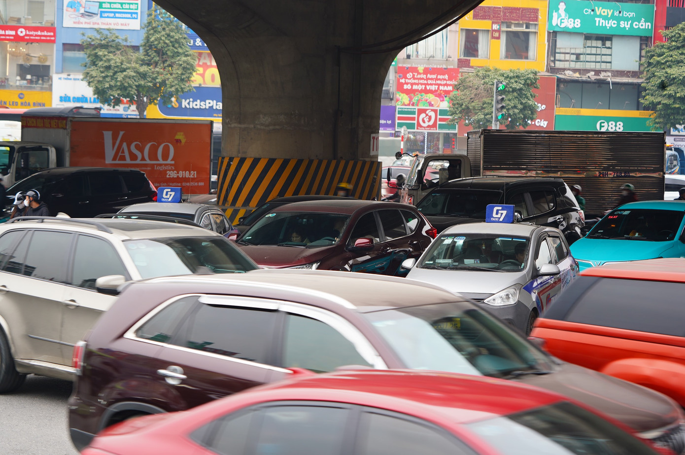 Các phương tiện "mắc kẹt" nhiều nhất tại khu vực trụ cầu.