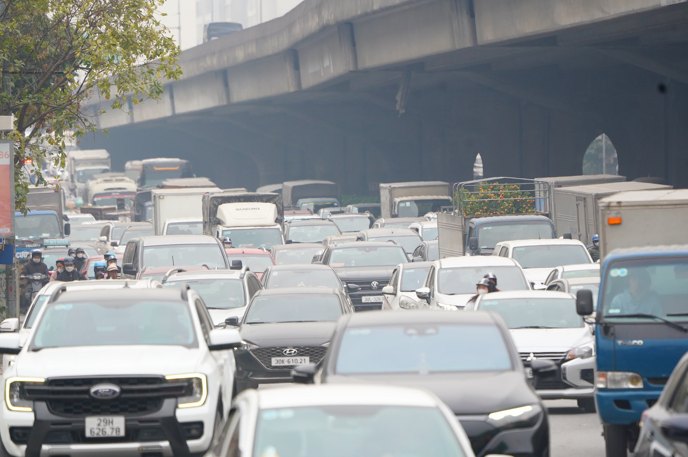 Phương tiện đông bất thường dịp cận tết; những ngày này dù là cuối tuần giao thông tại đây vẫn không tránh khỏi cảnh ùn ứ, nhiều ôtô "chôn chân" tại lối xuống từ đường vành đai 3 trên cao.