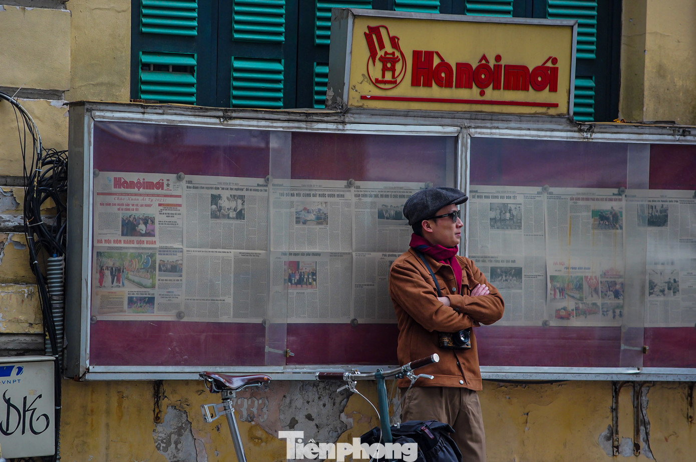 Người ra đường du xuân sớm trong không gian thanh bình, yên ả.