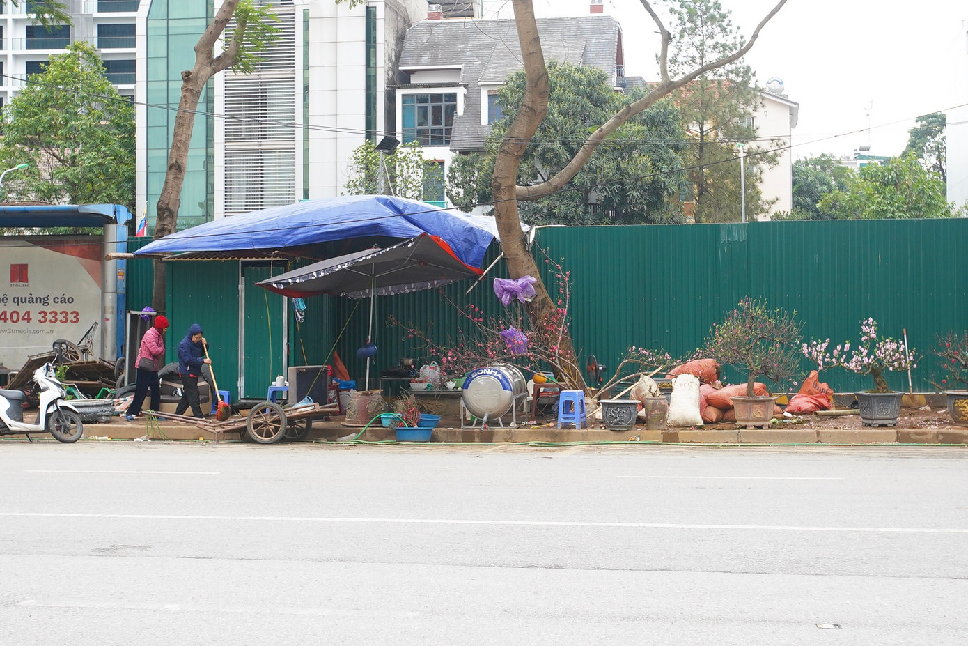 Một gian hàng bán đào còn sót lại trên vỉa hè đường Võ Chí Công.