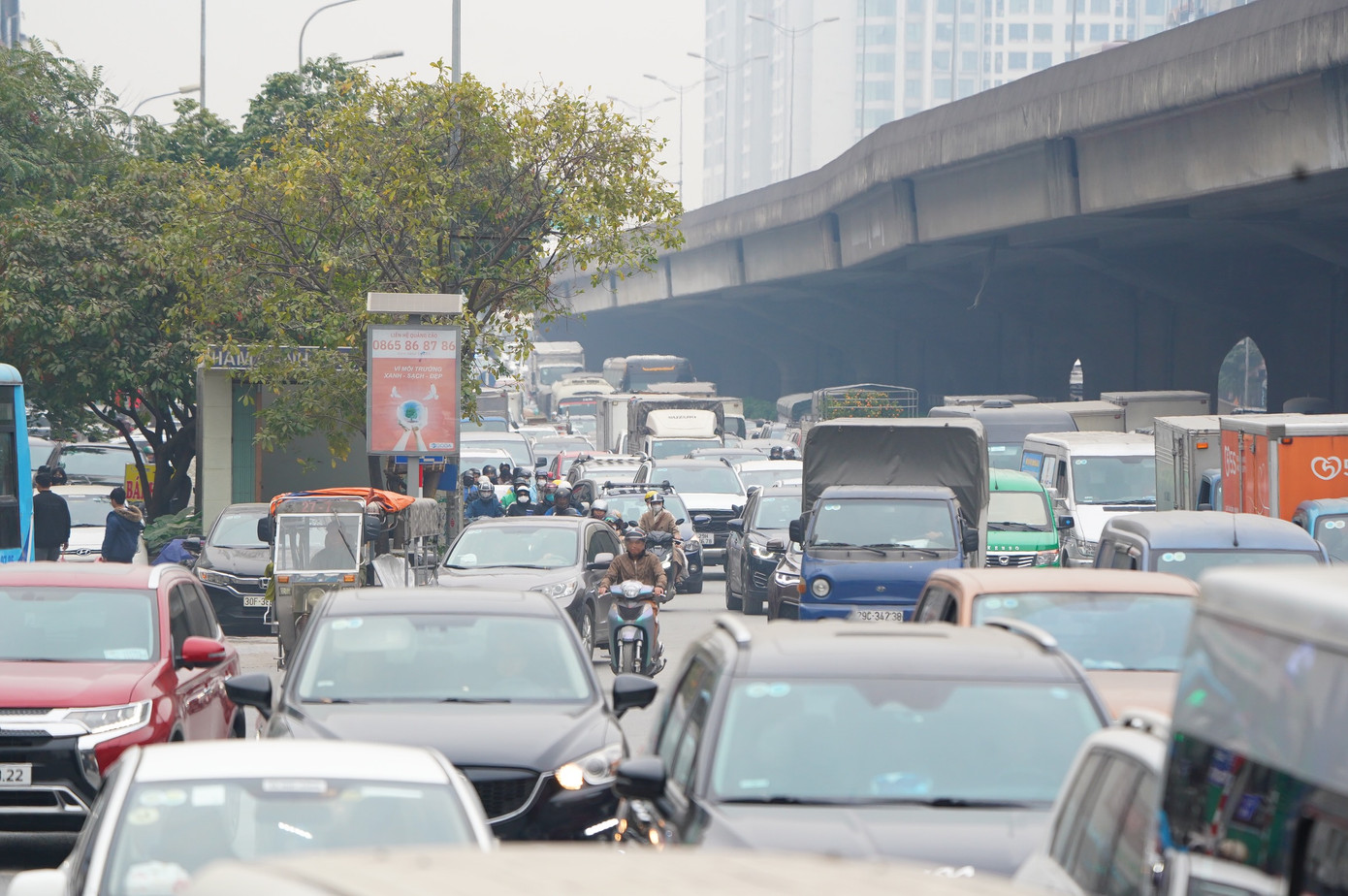 Nút giao Nguyễn Trãi - Khuất Duy Tiến Nguyễn Xiển (quận Thanh Xuân, Hà Nội) được đánh giá là một trong những nút hiện đại của Thủ đô, nút 4 tầng đầu tiên của cả nước.