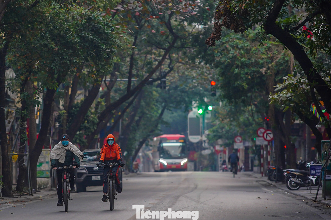 Sáng mùng 1 Tết chỉ có bóng dáng của một vài chiếc ô tô và xe máy di chuyển vội vàng hay những người đạp xe, chạy bộ tập thể dục.