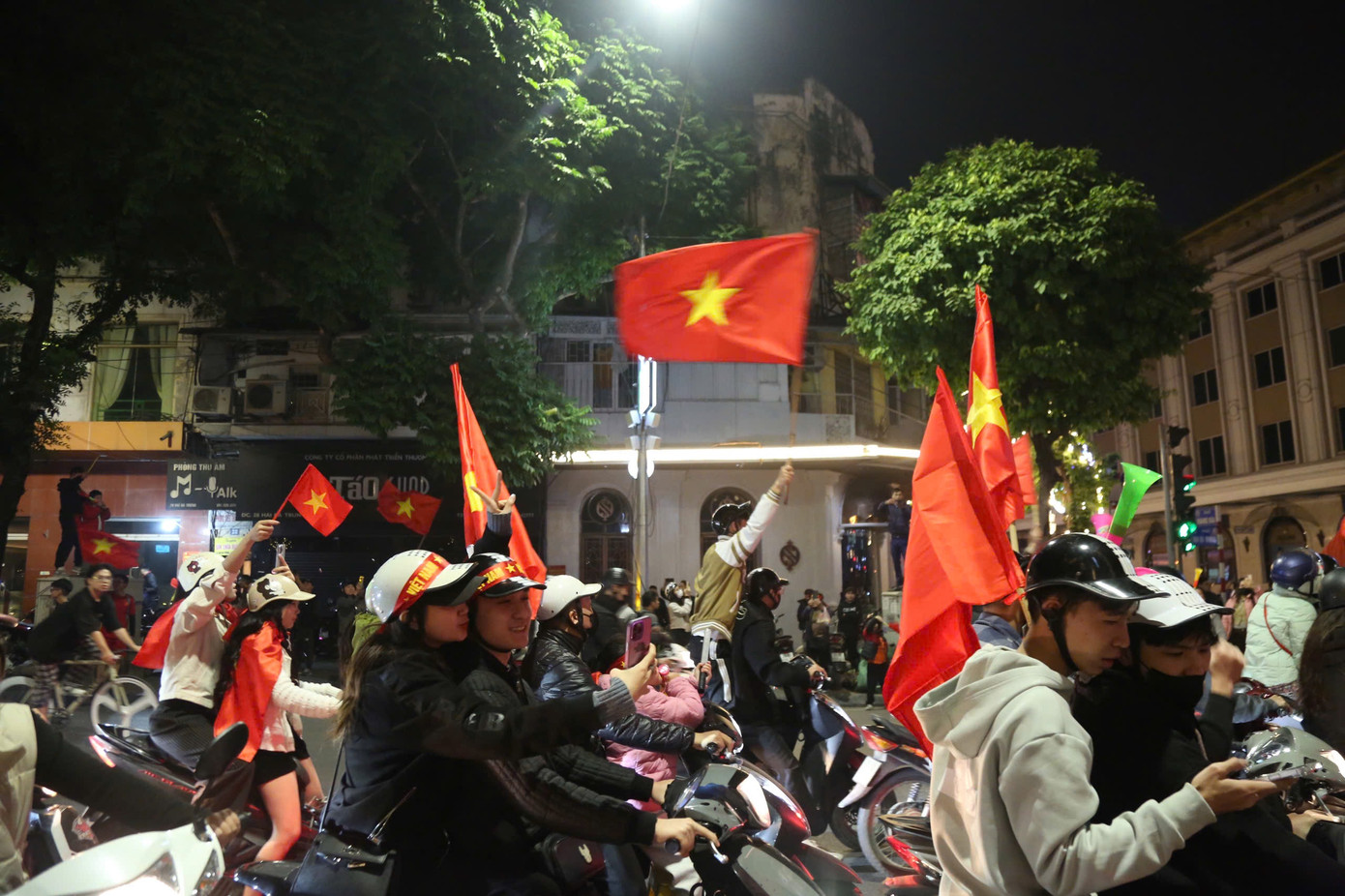 Niềm vui sướng được thể hiện rõ trên gương mặt của những người hâm mộ. Niềm vui sướng được thể hiện rõ trên gương mặt của những người hâm mộ.