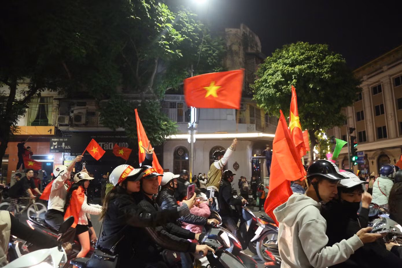 Niềm vui sướng được thể hiện rõ trên gương mặt của những người hâm mộ.