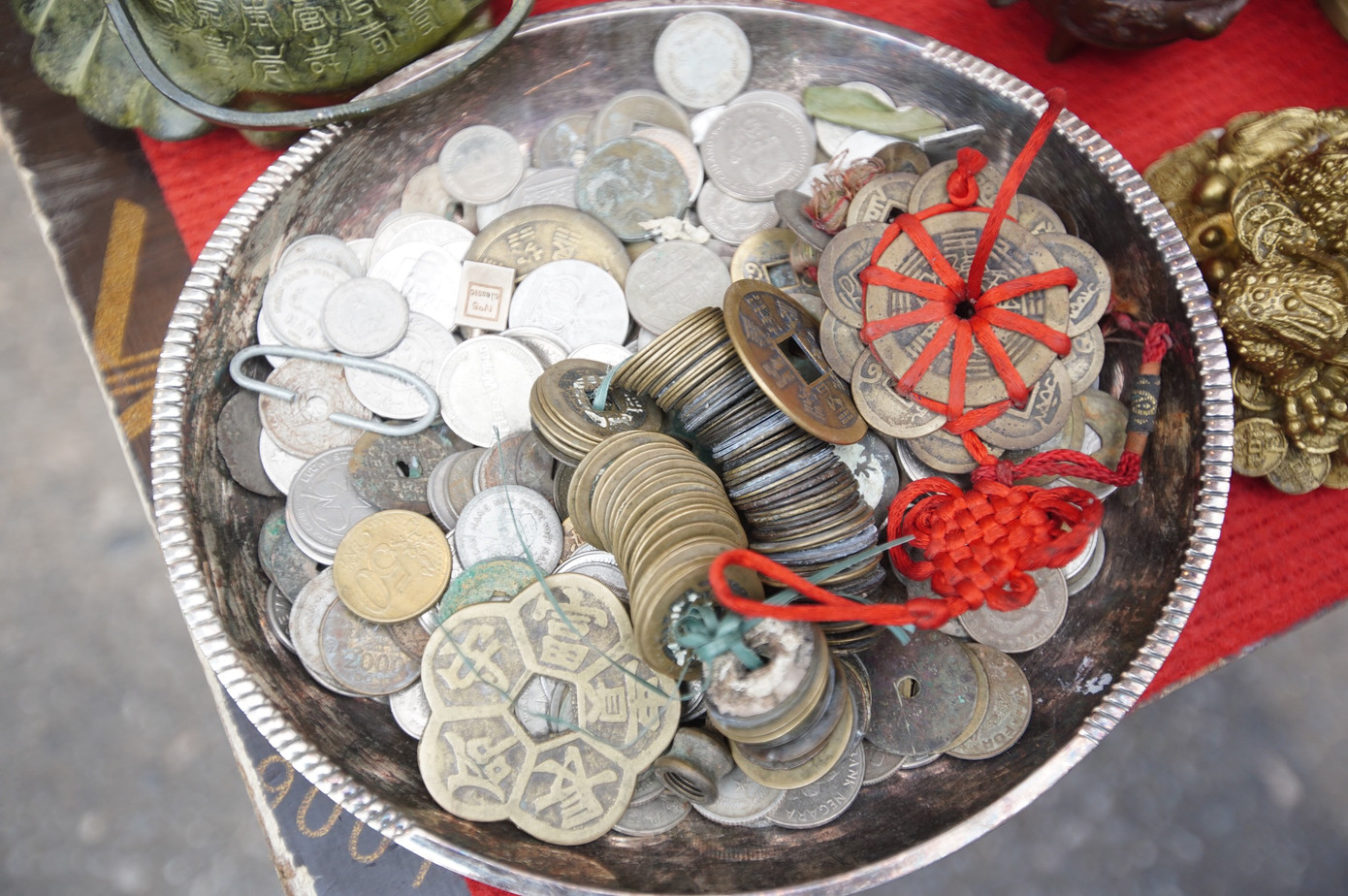 Đồng xu cổ với nhiều hình dạng, giá trị khác nhau được bày bán tại chợ.