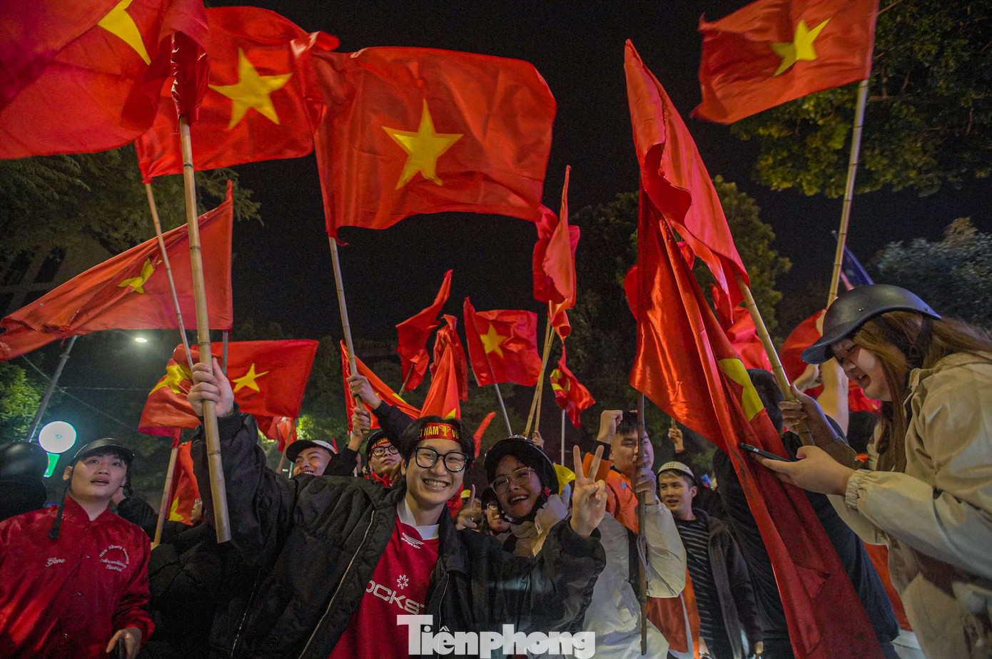 Nhiều người đã reo hò đến khản tiếng nhưng vẫn lưu luyến chưa muốn về nhà, nguyện thức trắng đêm trong niềm vui chiến thắng.