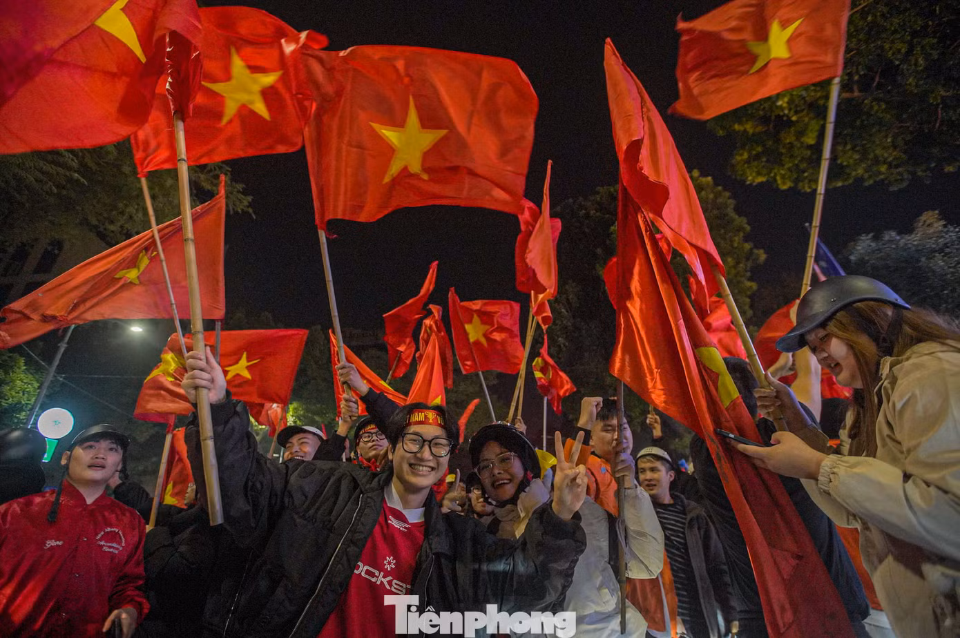Nhiều người đã reo hò đến khản tiếng nhưng vẫn lưu luyến chưa muốn về nhà, nguyện thức trắng đêm trong niềm vui chiến thắng.