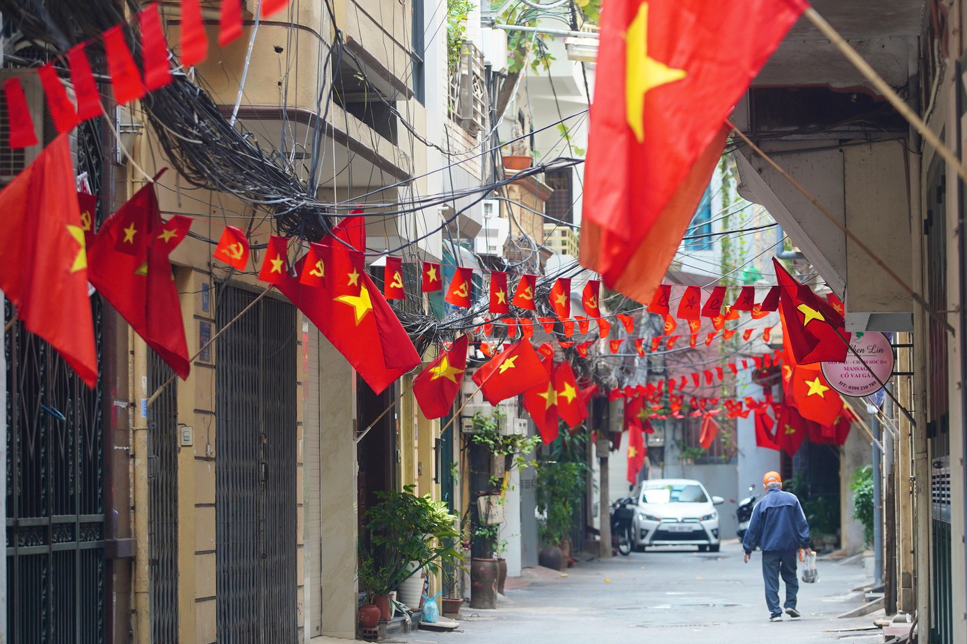 Con ngõ nhỏ trên phố Nguyễn Ngọc Nại rực rỡ cờ hoa .