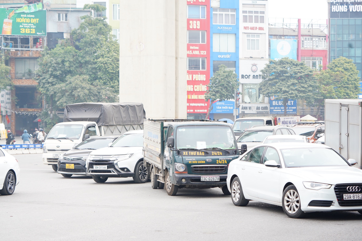 Các làn ô tô đan xen, khiến tình trạng ùn ứ phương tiện diễn ra liên tục.