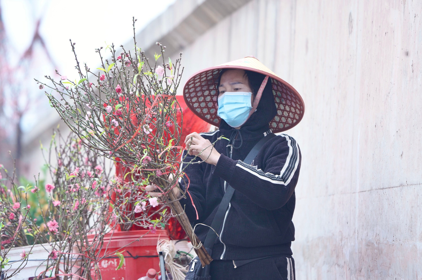 "Mọi năm nhiều người đi bán lắm nhưng năm nay vườn không đào mấy. Tôi đi khắp các vườn mới mua được vài cành để bán, mọi năm buổi sáng ngày rằm là tôi bán được 50 cành.", một tiểu thương bán cành đào tại chợ Quảng Bá chia sẻ.