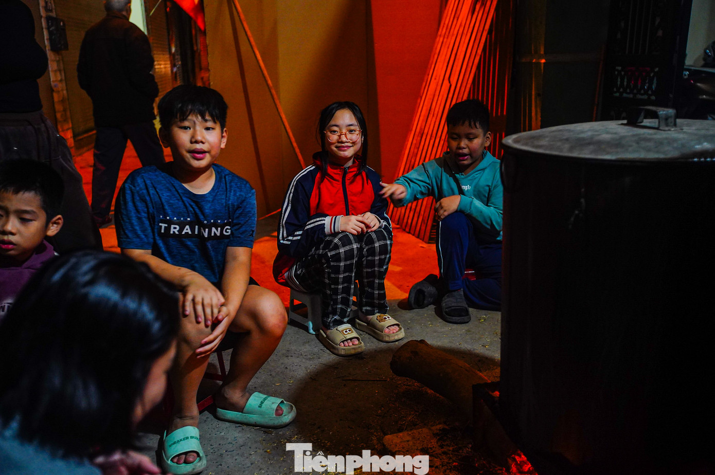 Phải đến 1-2h đêm mới có thể vớt bánh, tuy nhiên ai cũng phấn khởi, không ngại thức để canh nồi bánh, đặc biệt là những đứa trẻ.