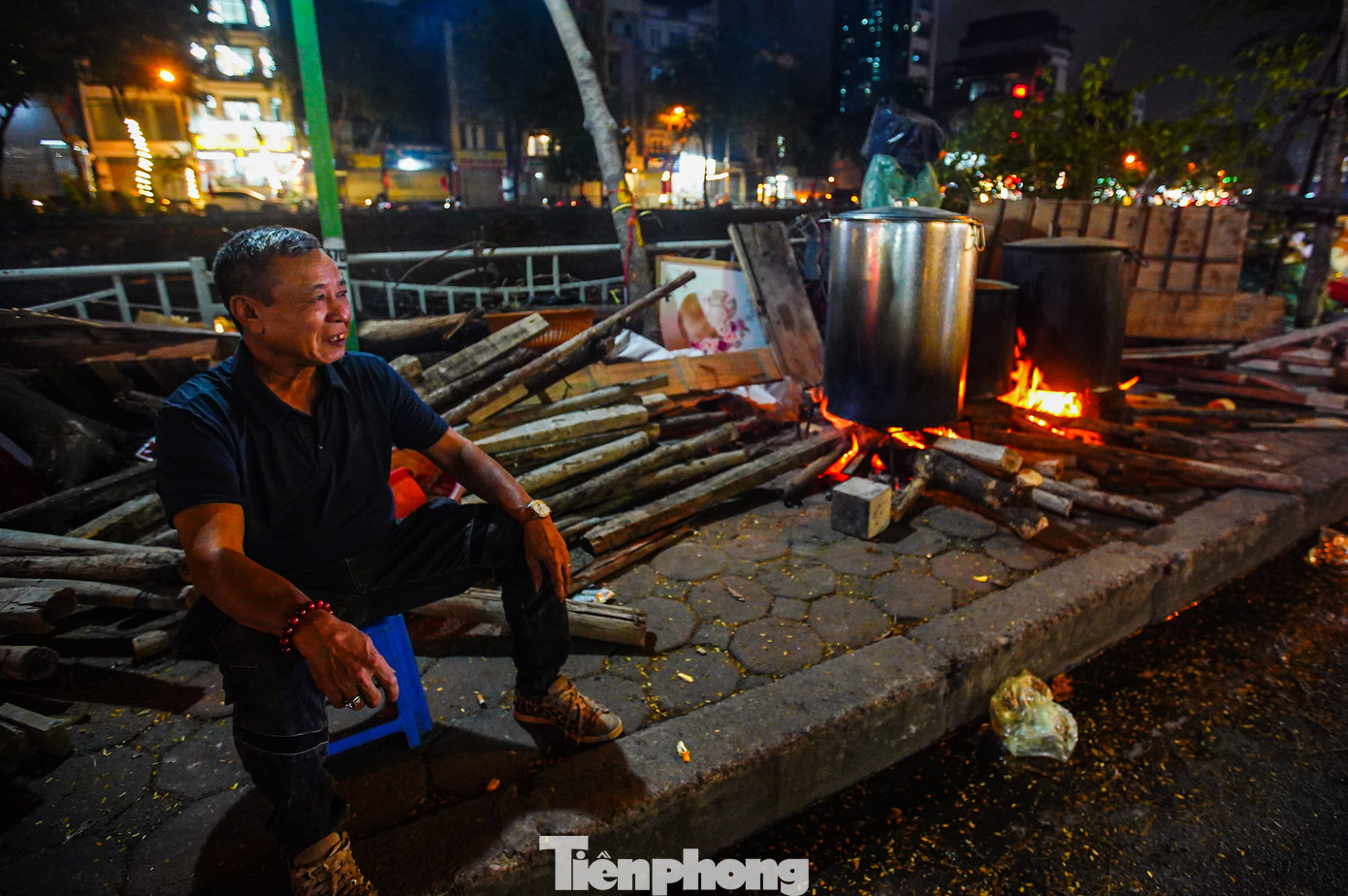Đây là năm thứ 16 chú Hàn (64 tuổi) sống tại phố Khương Đình (quận Thanh Xuân) bắc bếp mồi lửa nấu bánh chưng: "Năm nay, gia đình tôi bắt đầu luộc bánh chưng từ ngày 25 tháng Chạp Âm lịch, và đến 29 Tết ngày nào cũng đỏ lửa như thế này. Bánh chưng nhà làm chủ yếu phục vụ người thân, gia đình, hàng xóm xung quanh khu".