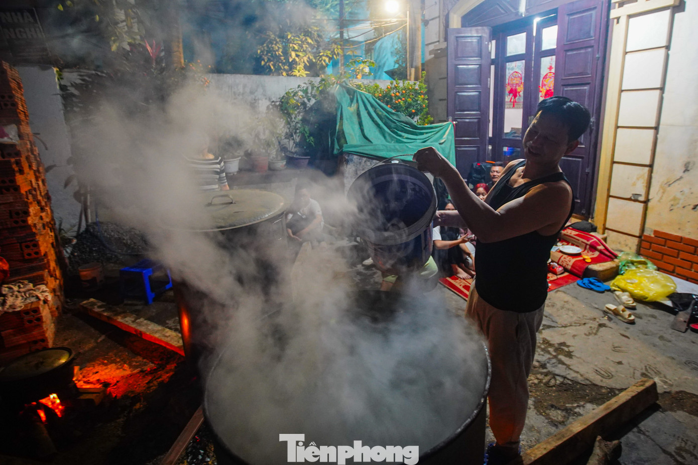 Với nhiều gia đình, nếu không tự tay làm ra những bánh chưng thì không khí Tết sẽ không trọn vẹn.