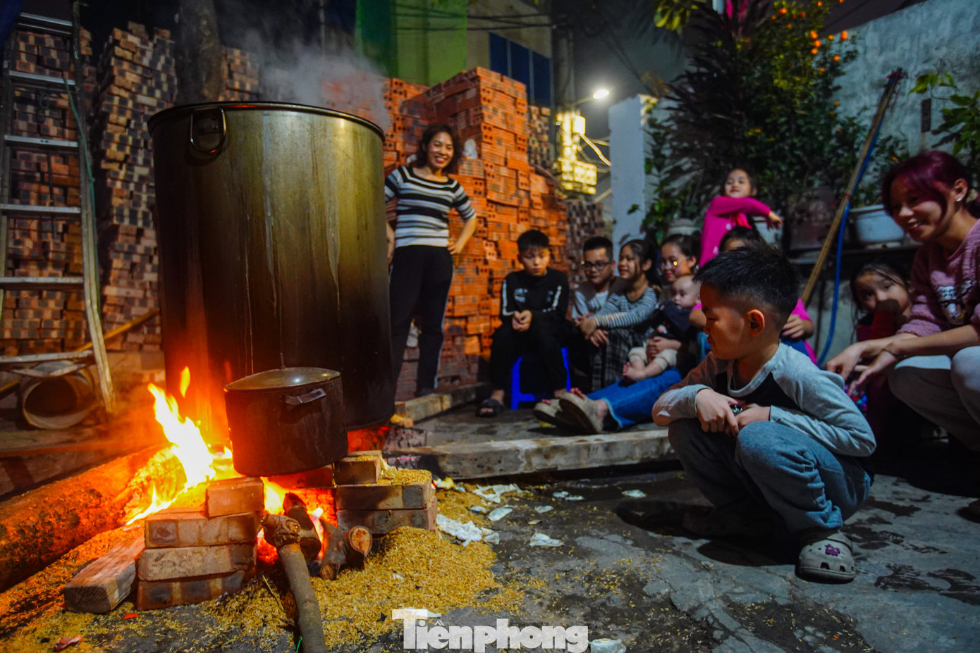 Đại gia đình nhiều thế hệ ngồi quây quần bên bếp lửa hồng.