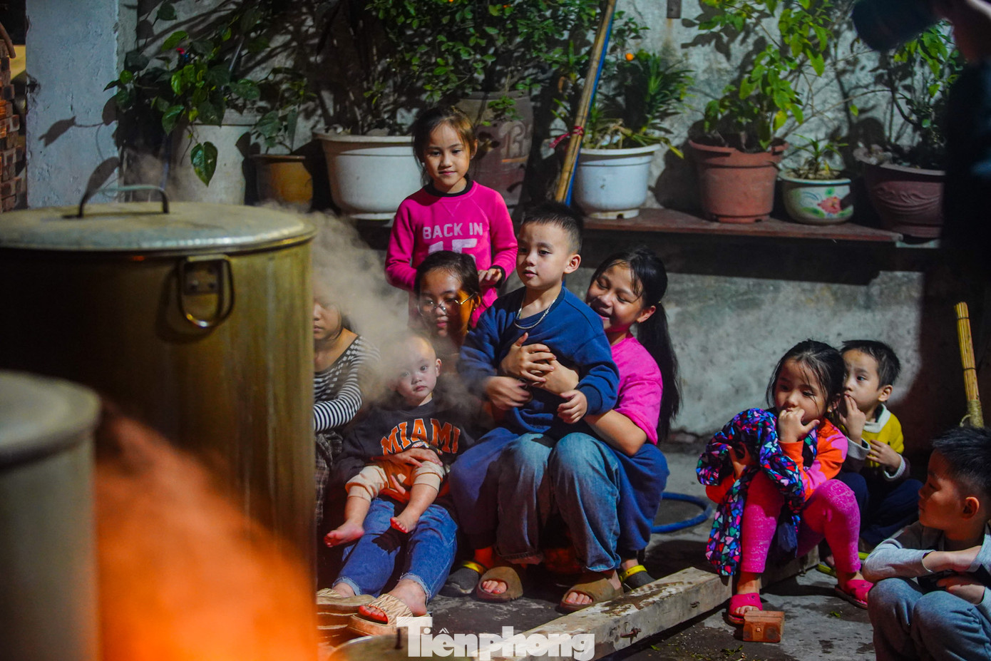 Trẻ em háo hức bên nồi bánh chưng Tết.