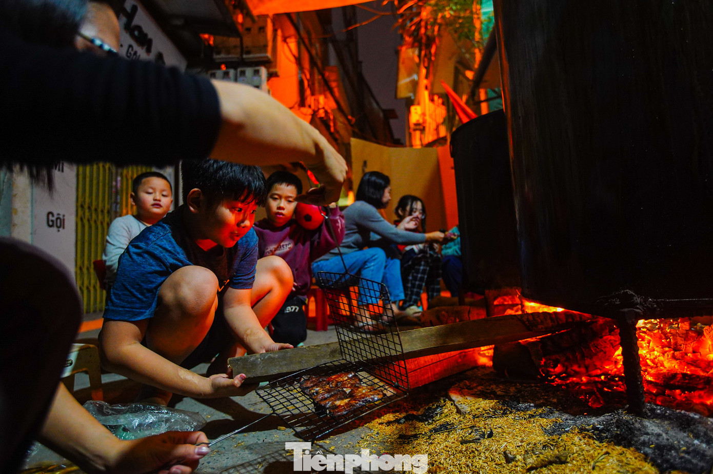 Không thua kém gì người lớn, những đứa trẻ ở đây tự mình đưa củi, canh nồi bánh chưng cùng đến đêm muộn, hòa cùng không khí Tết ấm áp bên gia đình.