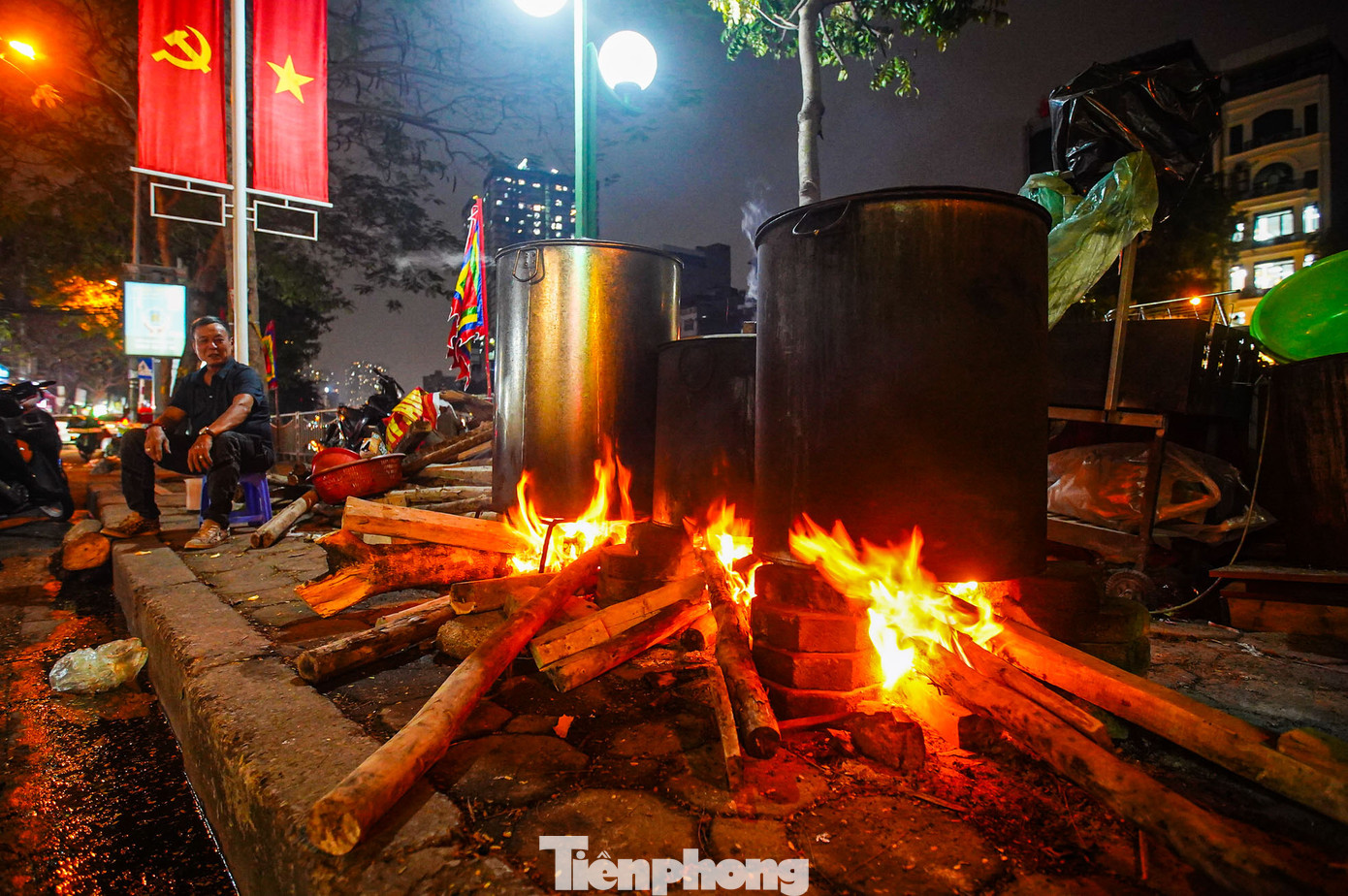 Ghi nhận của PV, trong những ngày cuối năm, cận Tết Nguyên đán 2025, khi mọi người bắt đầu đi ngủ thì cũng là lúc vỉa hè, con ngõ, hẻm nhỏ... các tuyến phố của Hà Nội như Khương Đình, Nguyễn Trãi, Vũ Tông Phan... bắt đầu đỏ lửa hồng, các gia đình bắt đầu quây quần, thức xuyên đêm bên nồi bánh chưng nghi ngút khói.