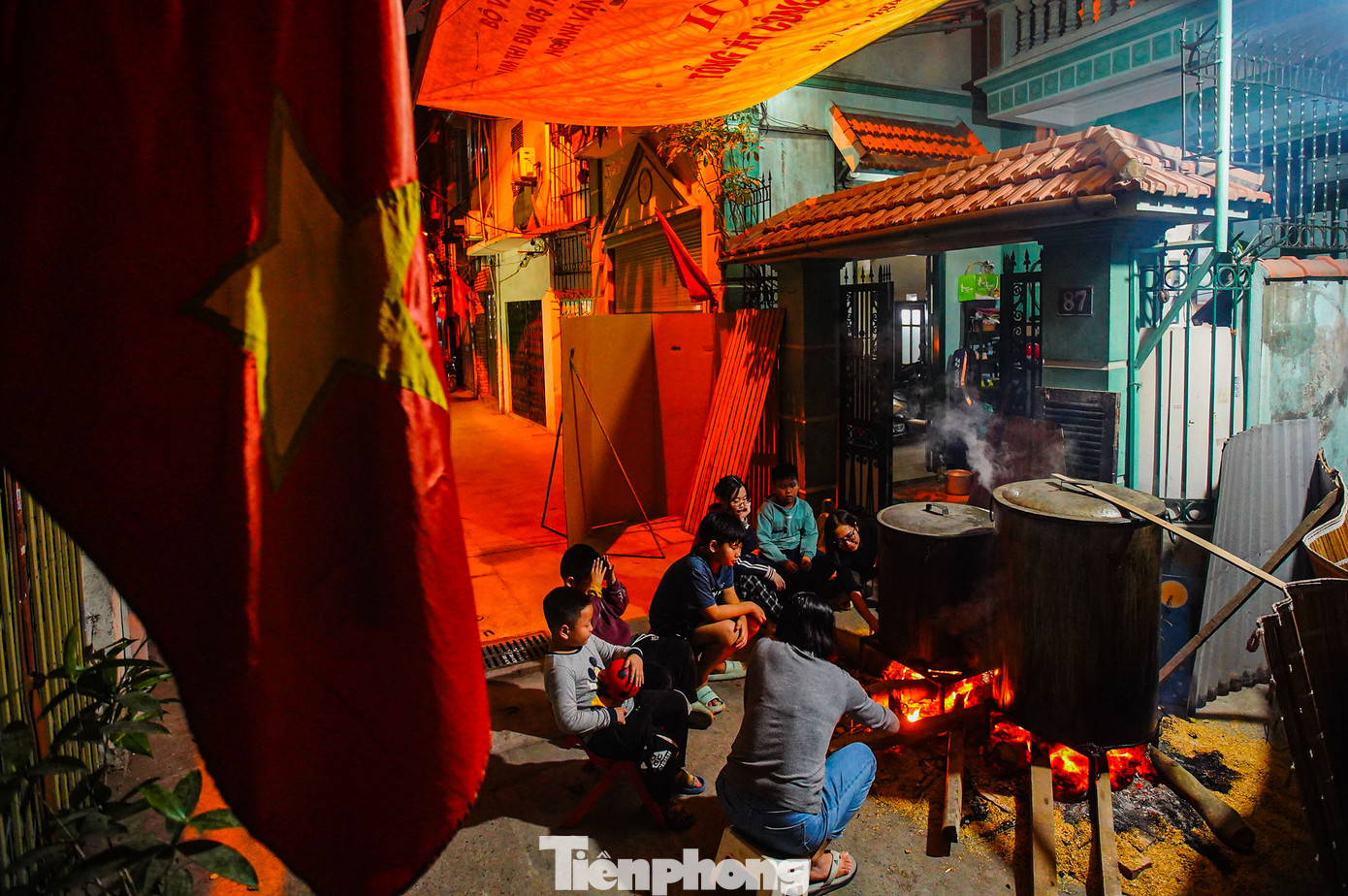 Chị Tuyền cùng đại gia đình sum vầy, thức canh nồi bánh chưng, bếp lửa hồng đón Tết 2025 trong một con ngõ nhỏ trên đường Vũ Tông Phan.