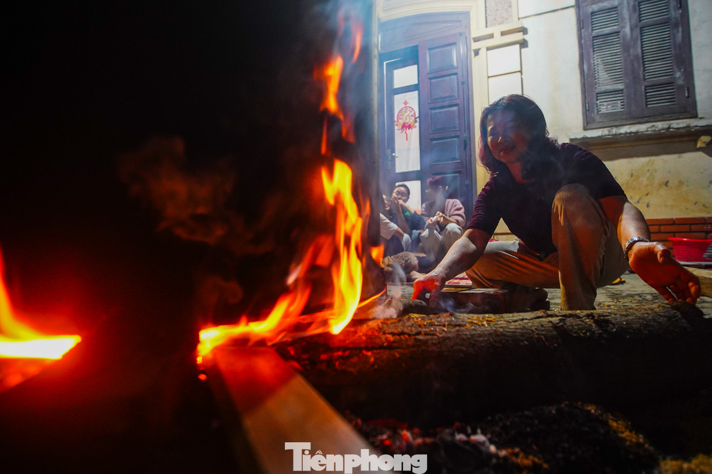 Trong khi mọi thứ đều có thể mua được dễ dàng, thì hình ảnh gia đình cùng nhau sum vầy, quây quần bên bếp bánh chưng với lửa hồng tại các vỉa hè, ngóc ngách phố Hà Nội thật quý giá.