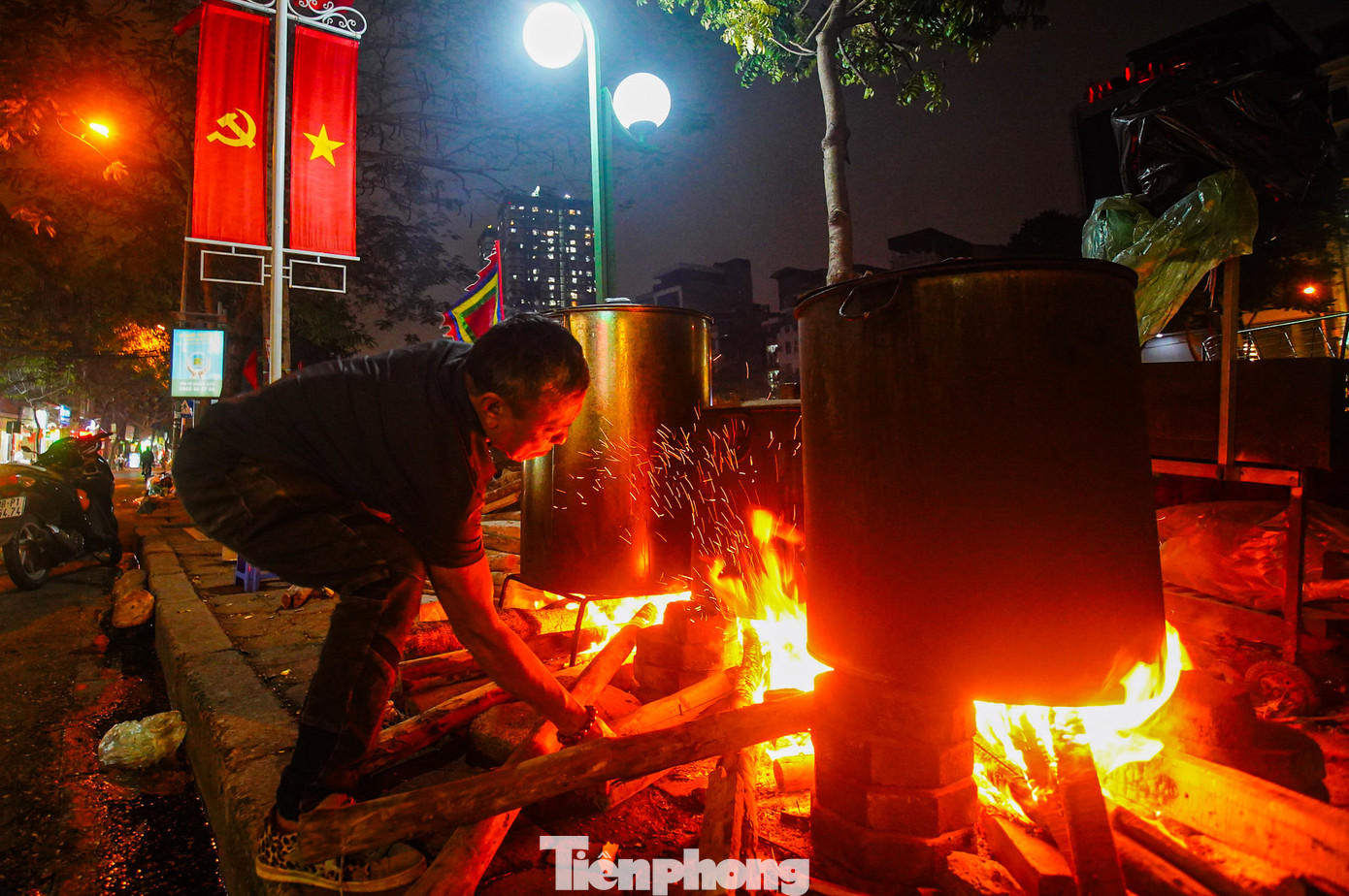 Chú Hàn cho biết để nấu bánh chưng chú đã chuẩn bị 3 nồi khác nhau, nồi bé nhất nấu được khoảng 80 cái, nồi nhỡ được khoảng 100 cái, nồi to nhất được khoảng 120 cái. Tết năm nay gia đình chú nấu hơn 2.000 cái, mỗi ngày khoảng 350 cái bánh chưng.