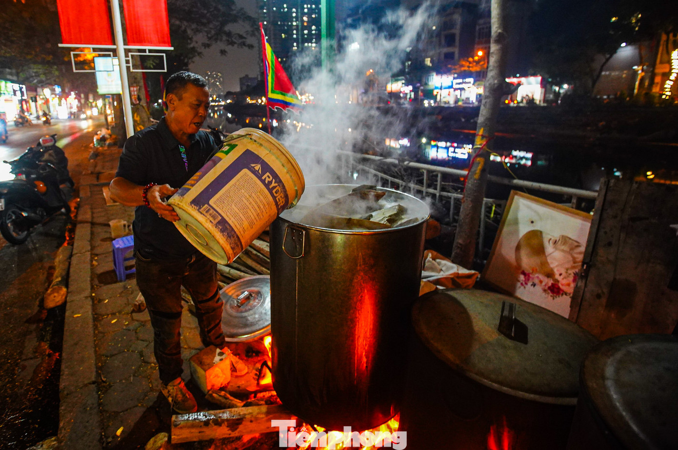 Bánh chưng sau 12 tiếng mới có thể vớt ra, chưa kể phải cấp nước, cấp củi liên tục để bánh chưng chín đều. Những người trong gia đình chú Hàn ở đây phải thay nhau canh nồi bánh chưng mấy đêm liền.