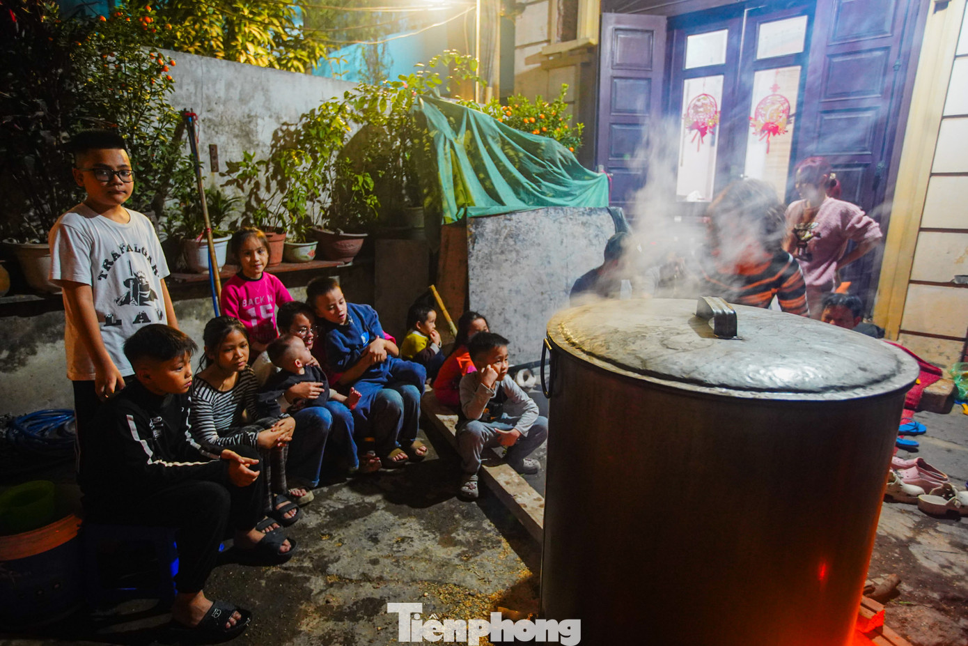 Chị Tâm chia sẻ mặc dù gia đình đông con đông cháu nhưng cứ đến ngày nấu bánh chưng là anh chị em trong gia đình ba thế hệ lại tụ họp. Truyền thống này đã kéo dài hàng chục năm kể từ khi còn đi học đến khi lập gia đình là năm nào cũng nấu một nồi bánh chưng để giữ cái nếp truyền cho đời con đời cháu.