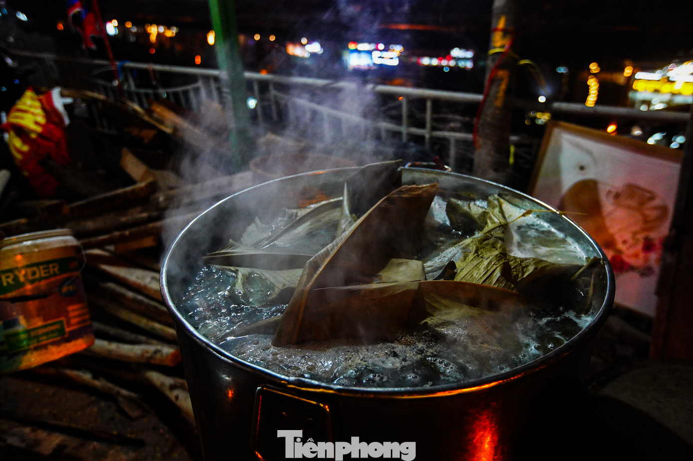 Nồi bánh chưng nghi ngút khói trên vỉa hè Hà Nội, hình ảnh chỉ có thể thấy những ngày cuối cùng của năm.