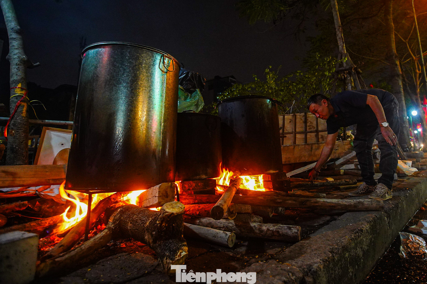 Chú Hàn cho biết để nấu bánh chưng chú đã chuẩn bị 3 nồi khác nhau, nồi bé nhất nấu được khoảng 80 cái, nồi nhỡ được khoảng 100 cái, nồi to nhất được khoảng 120 cái. Tết năm nay gia đình chú nấu hơn 2.000 cái, mỗi ngày khoảng 350 cái bánh chưng.