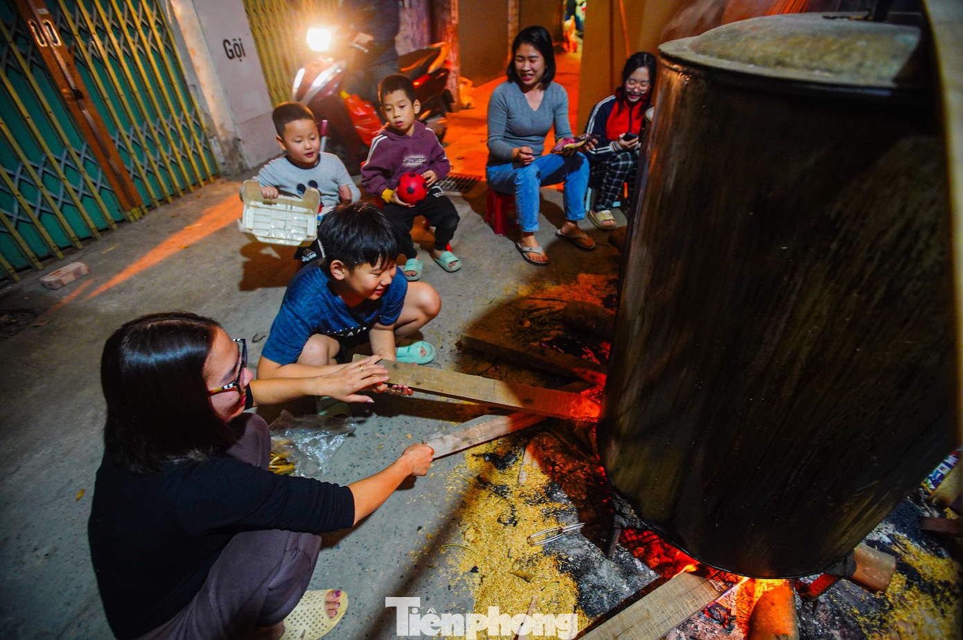 "Khoảng 12 năm trước, tôi về làm dâu thì đã có truyền thống nấu bánh chưng ngày Tết của gia đình. Đây cũng là dịp hàng năm gia đình lại được quây quần bên bếp lửa, những ngày này cũng là ngày vui nhất của gia đình", chị Tuyền chia sẻ.