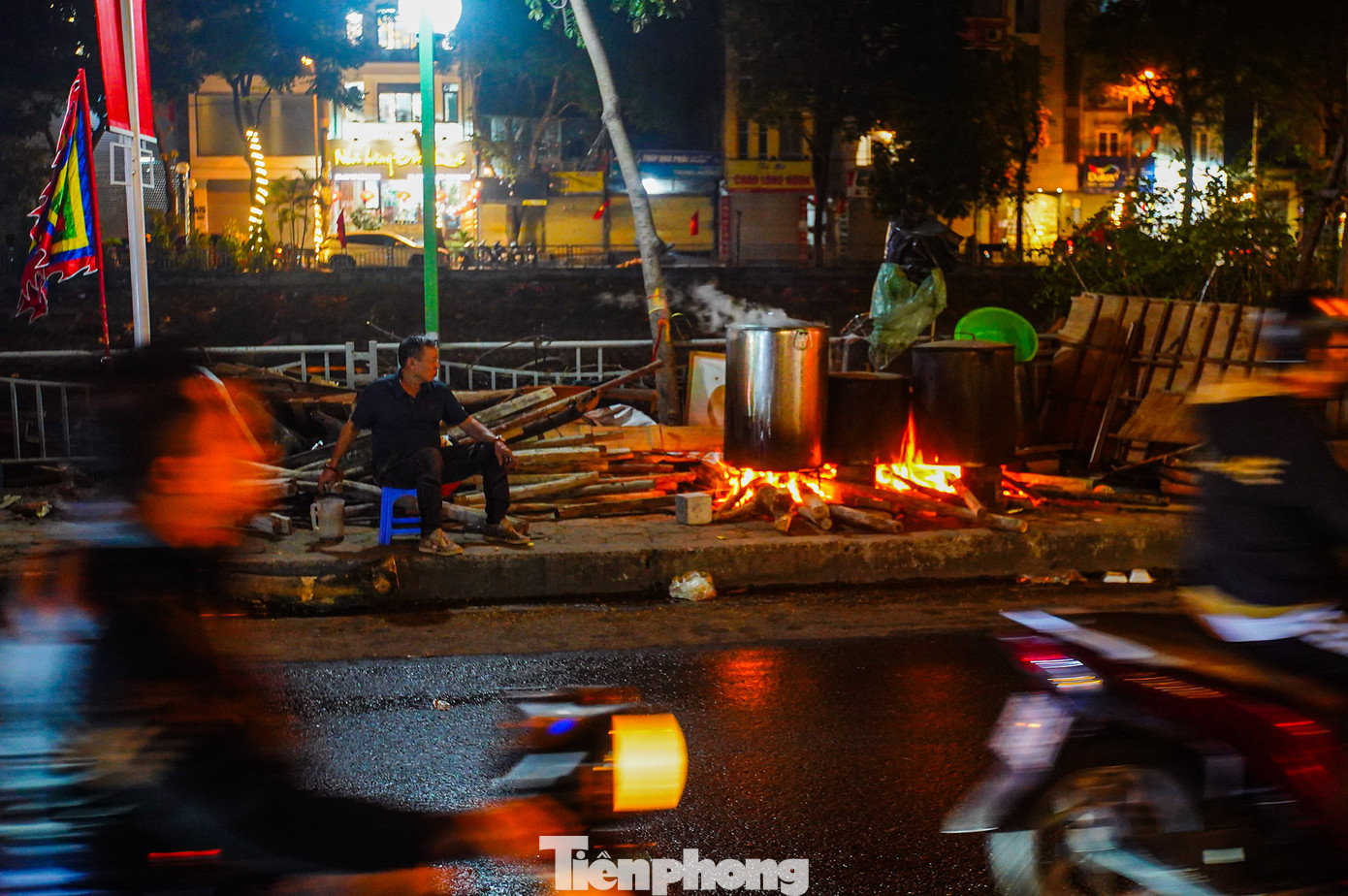 Khi xã hội ngày càng phát triển, mọi thứ có thể đều mua được ở chợ hay các siêu thị lớn, song nhiều gia đình, đại gia đình ở Hà Nội vẫn giữ nét truyền thống trong dịp Tết bằng cách sum vầy, cùng nhau ngồi gói bánh chưng, canh bếp lửa chờ bánh chín rồi quây quần bên mâm cơm tất niên.