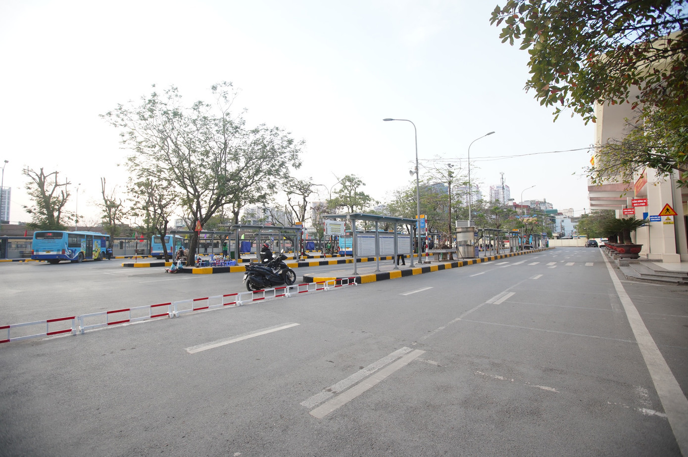 Khu vực đón trả khách xe buýt không còn tấp nập.
