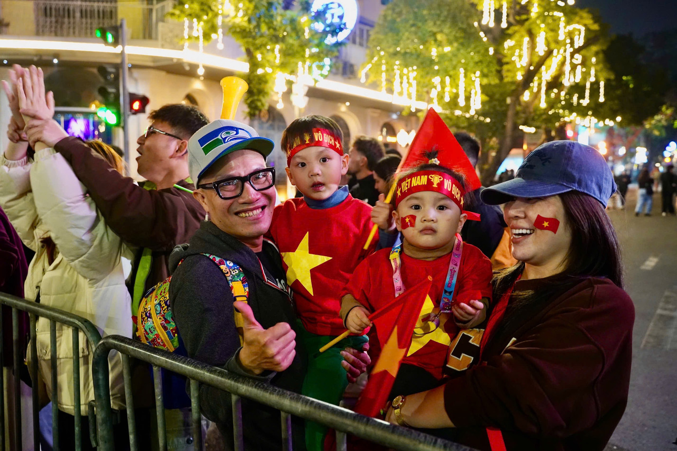 Một gia đình bày tỏ hạnh phúc và sung sướng với chiến thắng của ĐT Việt Nam trước Thái Lan. Một gia đình bày tỏ hạnh phúc và sung sướng với chiến thắng của ĐT Việt Nam trước Thái Lan.