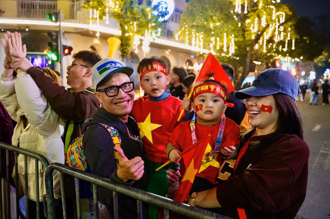 Một gia đình bày tỏ hạnh phúc và sung sướng với chiến thắng của ĐT Việt Nam trước Thái Lan.