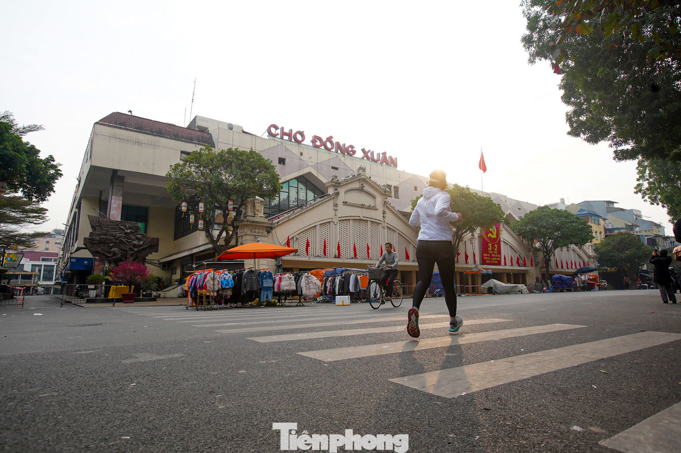 Khung cảnh thanh bình hiếm thấy tại khu vực chợ Đồng Xuân.