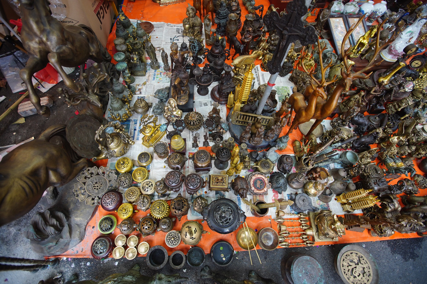 Chợ "đồ cổ" này mỗi năm chỉ họp một lần vào dịp giáp Tết, bày bán đồ cũ, đồ giả cổ, đồ xưa, sản phẩm thủ công mỹ nghệ, sản phẩm làng nghề truyền thống.