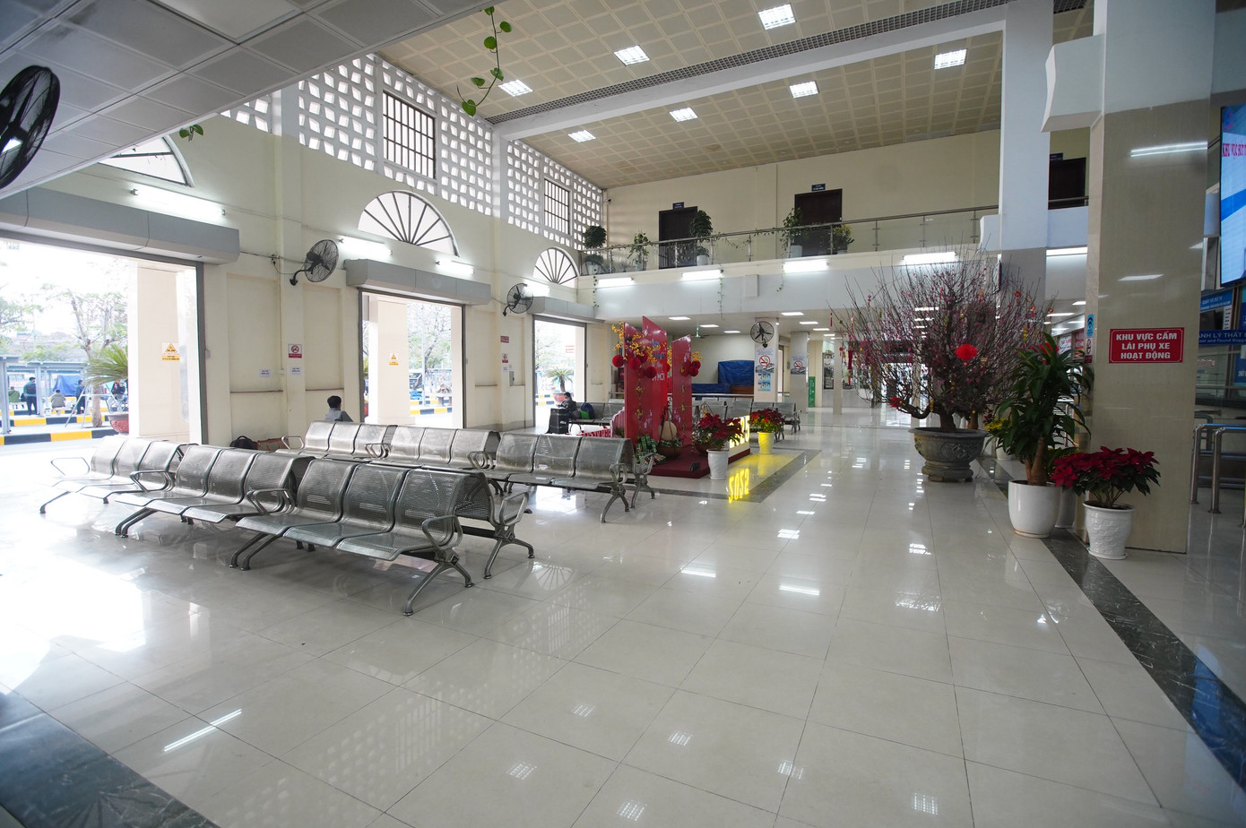 Bên trong khu vực bán vé, phòng chờ vắng hoe.