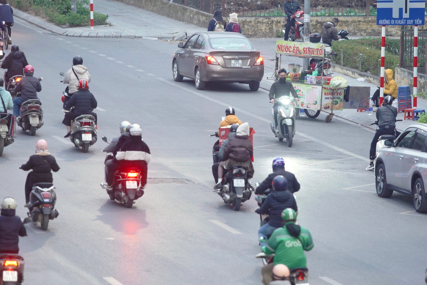 Tình trạng đi ngược chiều trên đường Nguyễn Trãi diễn ra thường xuyên. Mức phạt lỗi vi phạm này từ 4-6 triệu đồng theo nghị định mới.