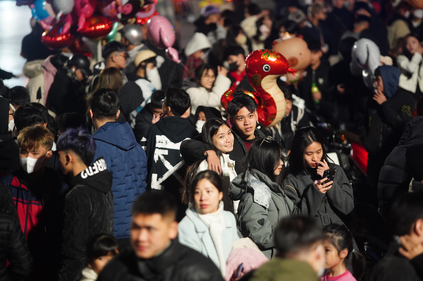 Nhiều vị trí xung quanh khu vực điểm bắn pháo hoa nhanh chóng được lấp đầy.