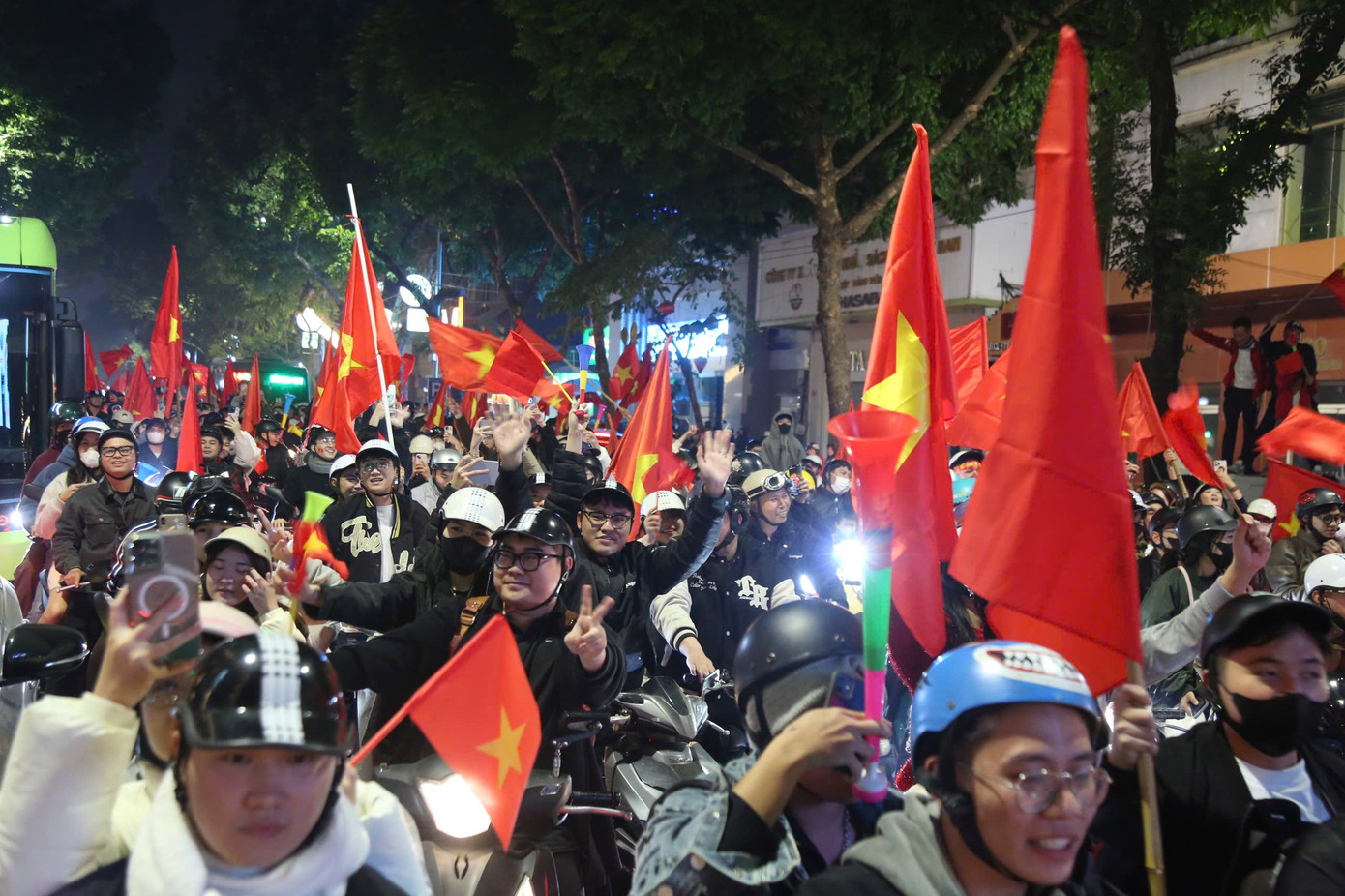 Hà Nội lại thêm một đêm không ngủ với chức vô địch của ĐT Việt Nam. Hà Nội lại thêm một đêm không ngủ với chức vô địch của ĐT Việt Nam.