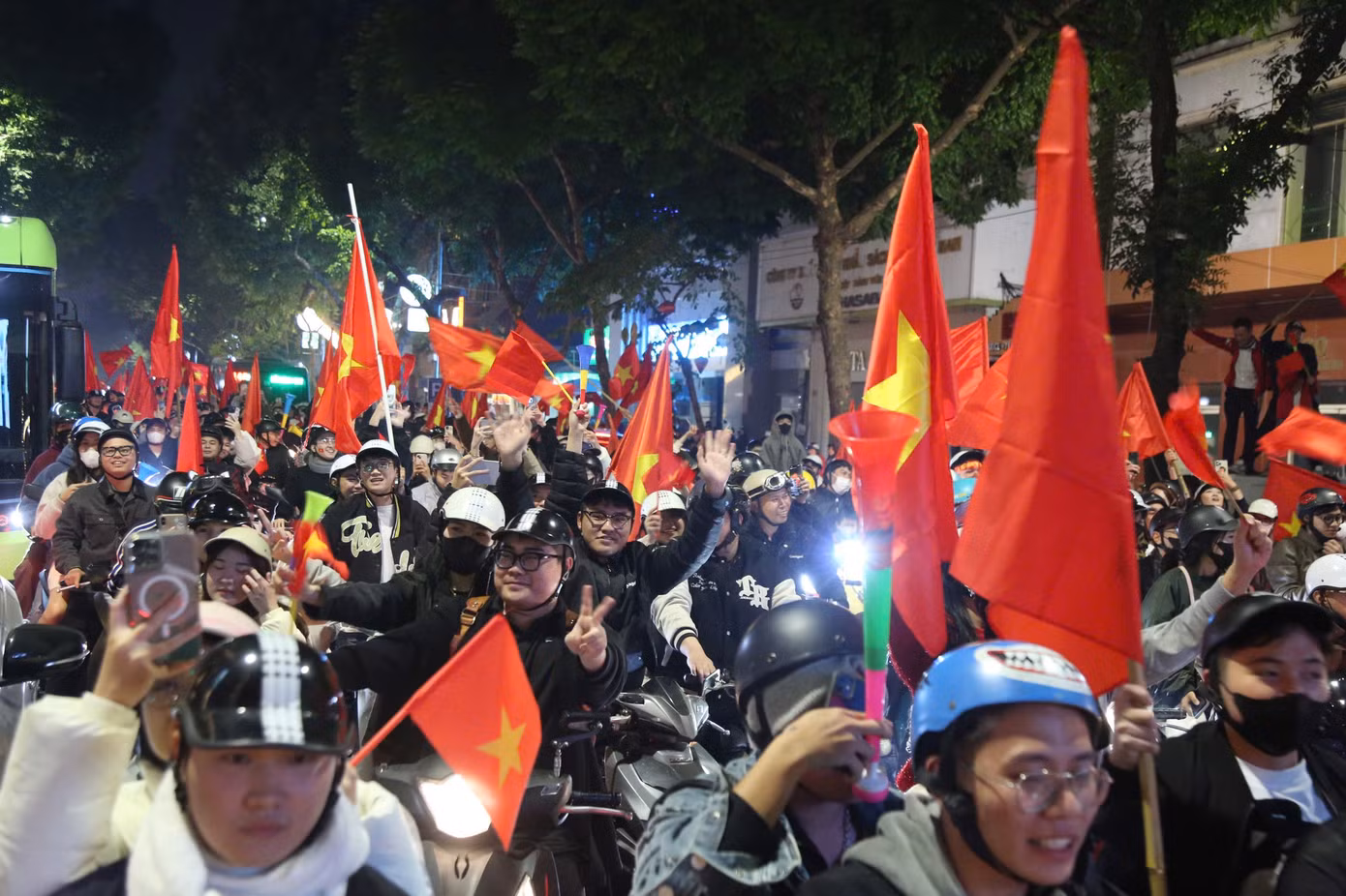 Hà Nội lại thêm một đêm không ngủ với chức vô địch của ĐT Việt Nam.