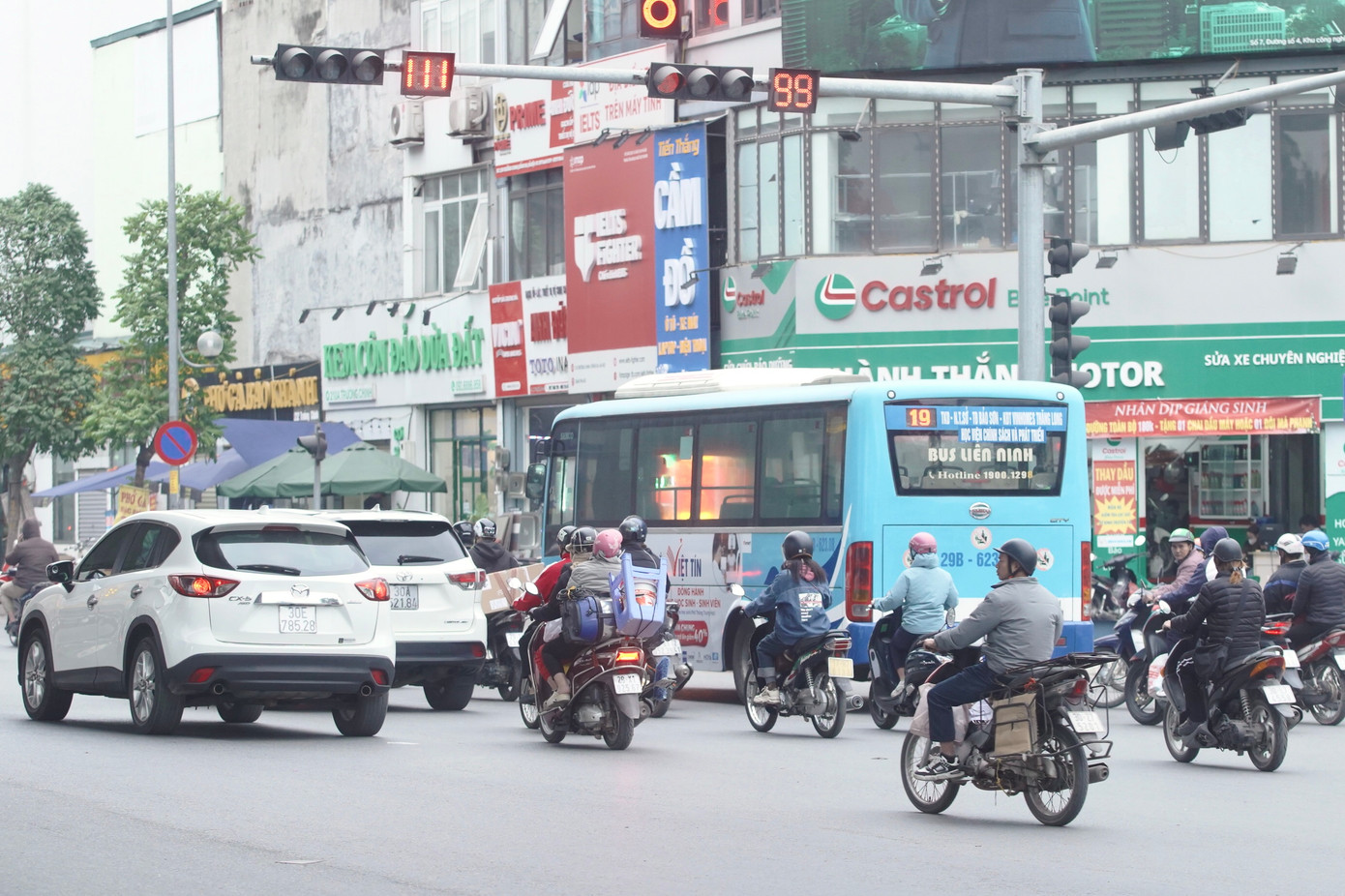 Ghi nhận của PV, sau một tuần tăng mức phạt theo Nghị định 168, ý thức tuân thủ luật giao thông của đa số người dân được cải thiện, tuy nhiên một số bộ phần người dân vẫn cố tình vượt đèn đỏ, không đội mũ bảo hiểm, đi ngược chiều, đi trên vỉa hè... vẫn tái diễn hàng ngày trên đường phố Thủ đô.