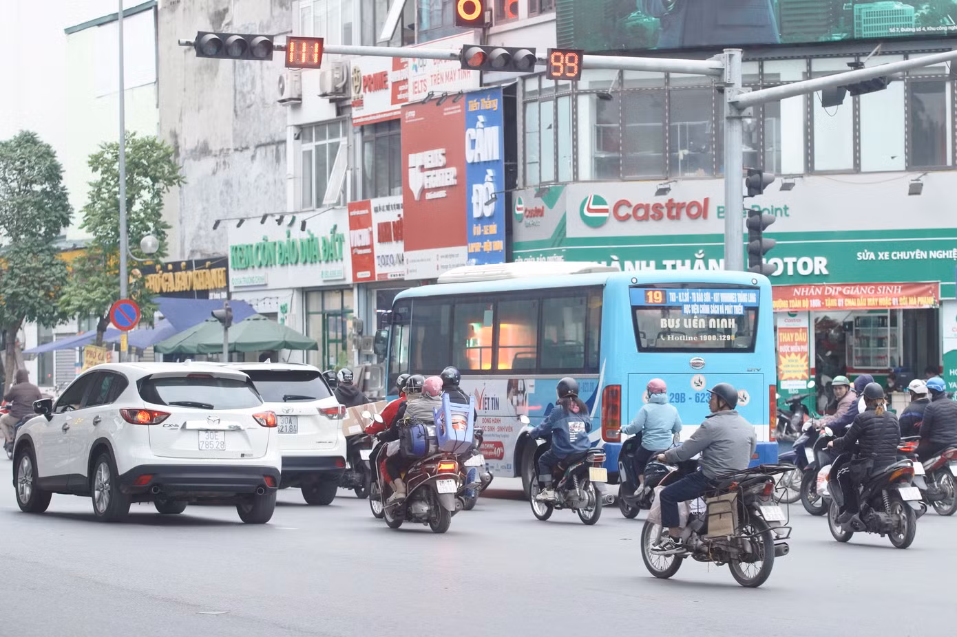 Ghi nhận của PV, sau một tuần tăng mức phạt theo Nghị định 168, ý thức tuân thủ luật giao thông của đa số người dân được cải thiện, tuy nhiên một số bộ phần người dân vẫn cố tình vượt đèn đỏ, không đội mũ bảo hiểm, đi ngược chiều, đi trên vỉa hè... vẫn tái diễn hàng ngày trên đường phố Thủ đô.