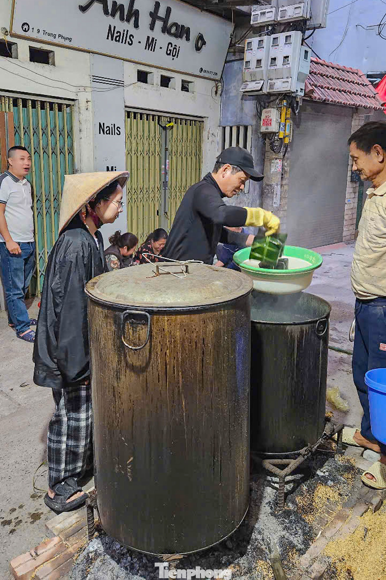 Sau hơn 12 tiếng đồng hồ, bánh chưng được gia đình chị Tuyền vớt ra. Bánh chưng được rửa qua nước sạch trước khi được dâng cúng và thưởng thức.