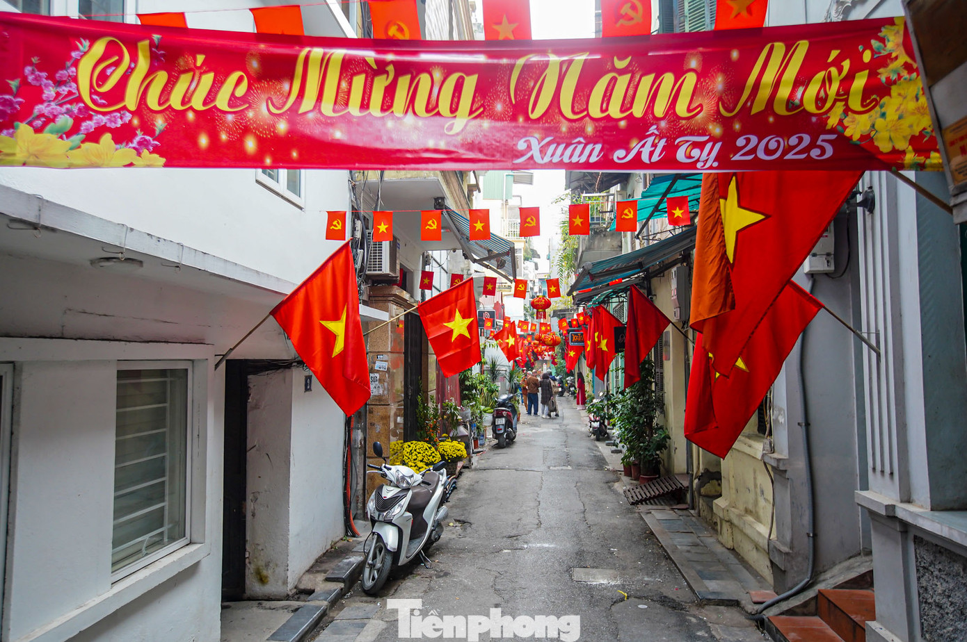 Một con ngõ nhỏ rực rỡ cờ hoa.