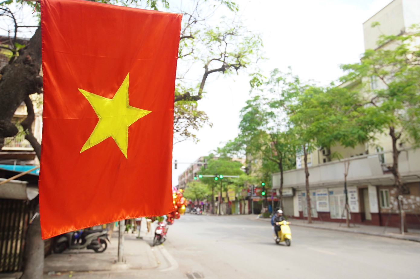 Cờ treo trên phố Tôn Thất Tùng.